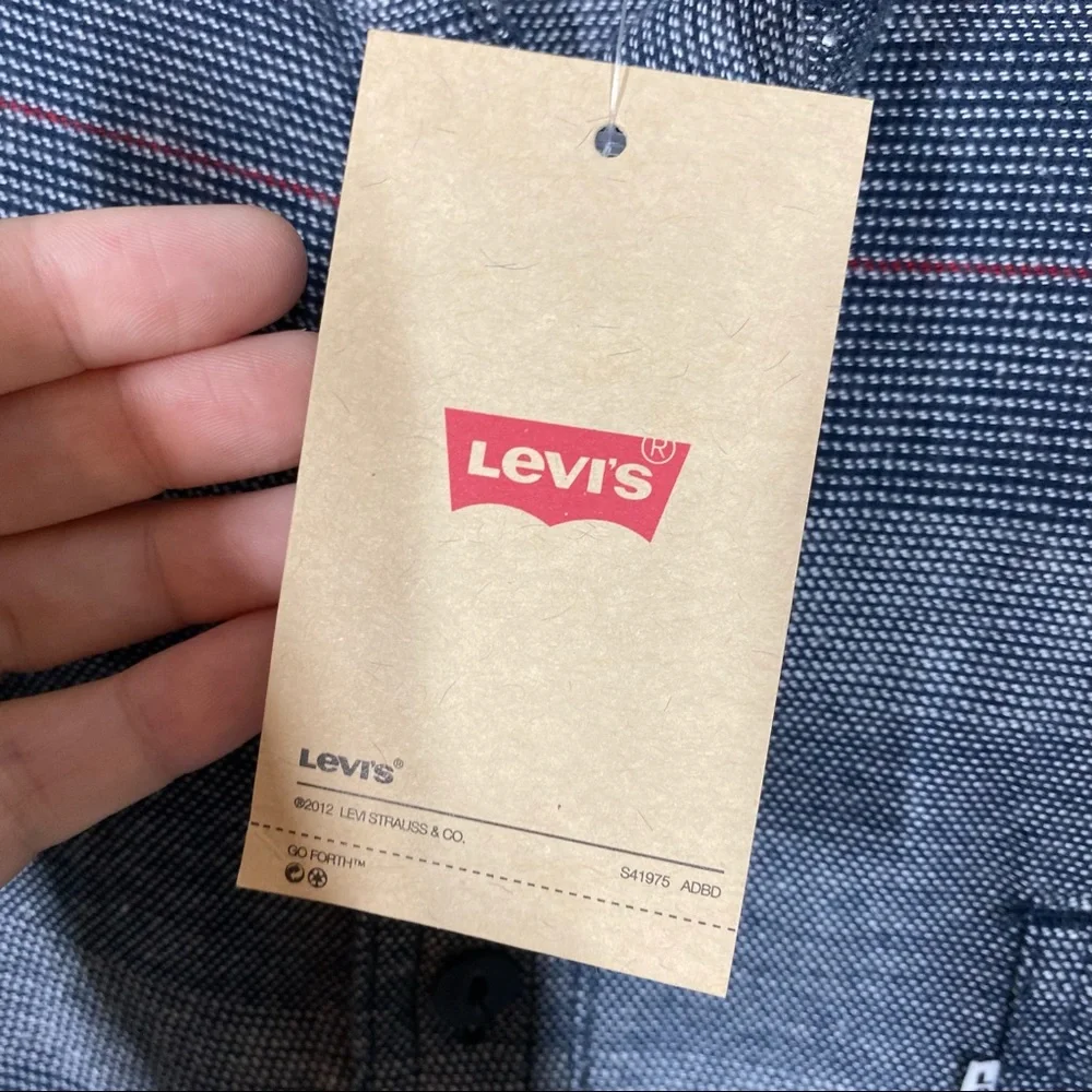 Levi’s Men’s standard fit blue striped long sleeve button down shirt